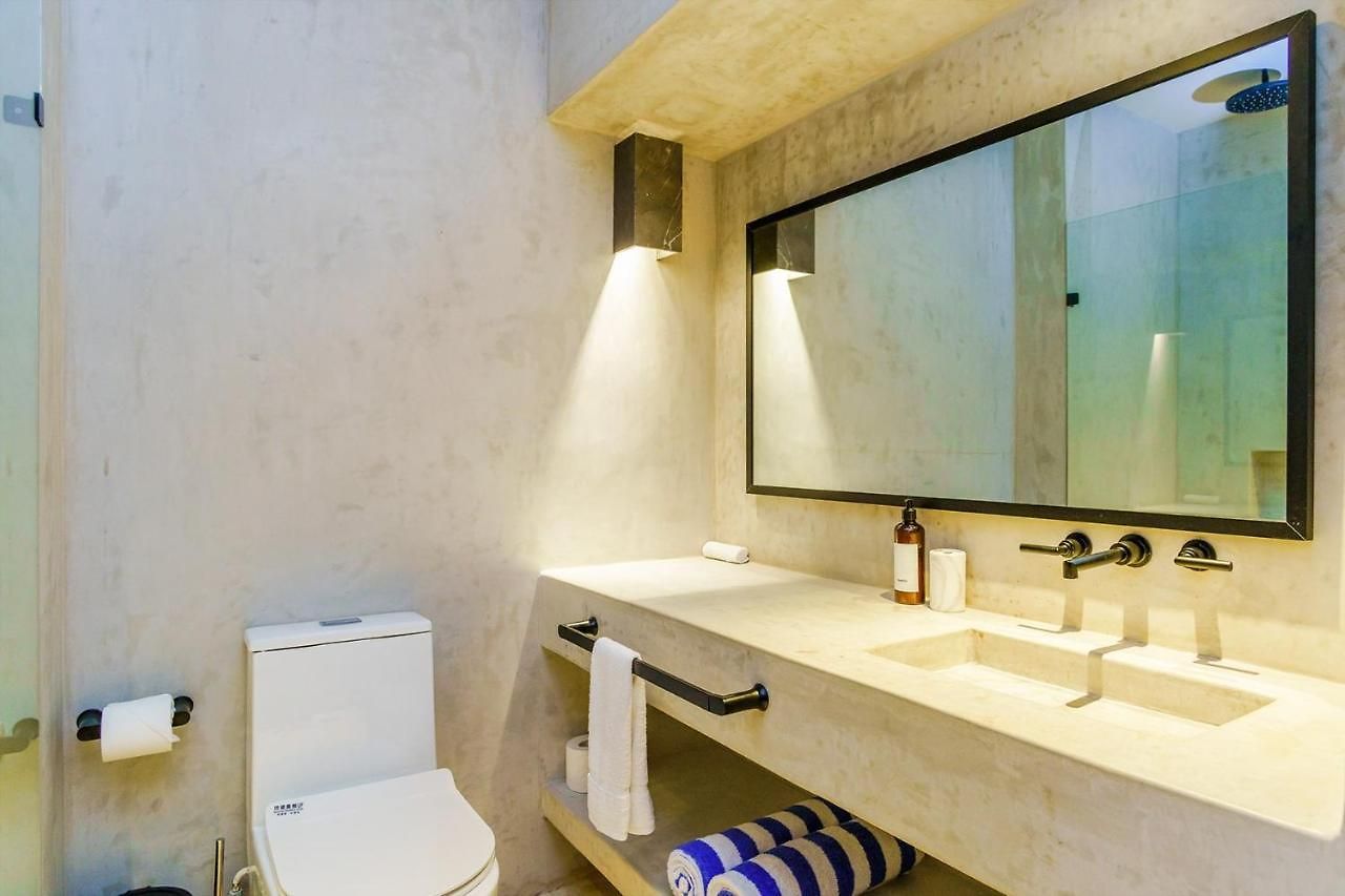 Gorgeous Flowy Space With Wrap-around Private Pool Apartment *