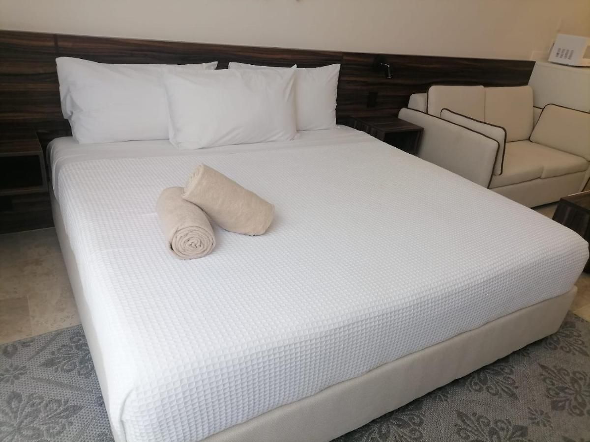 Mya, Elle&elena Residences