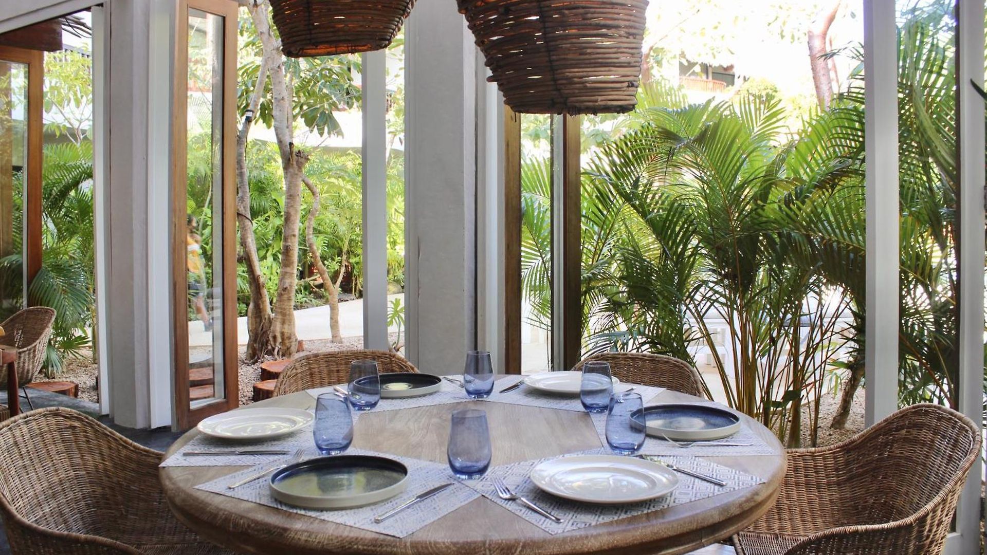 Aluna Hotel