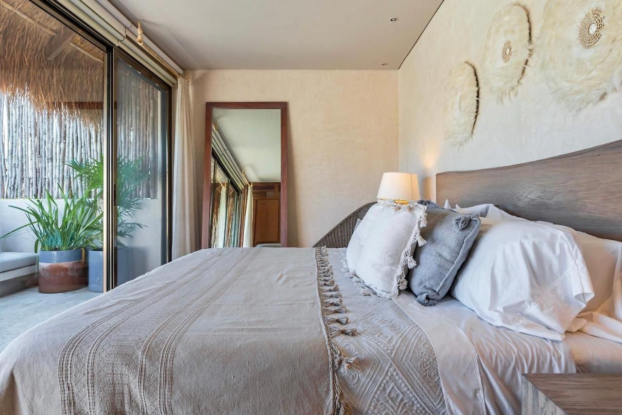 3 Bed Sleeps 6 - Private Pool & Hot Tub