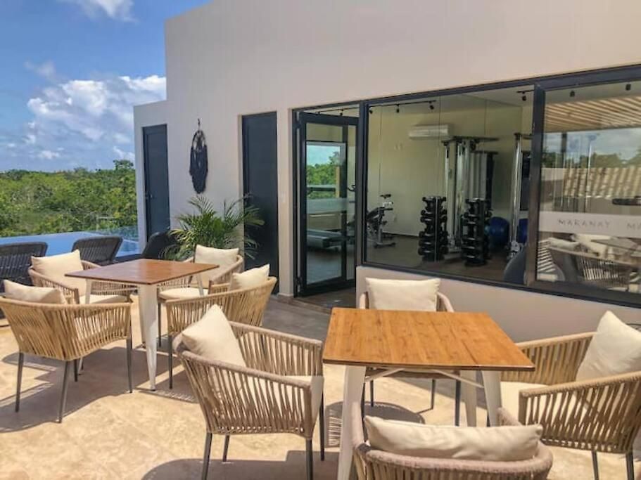 Exclusive Building Infinity Pool And Gym Restaurants And Bar District Nearby Tulum