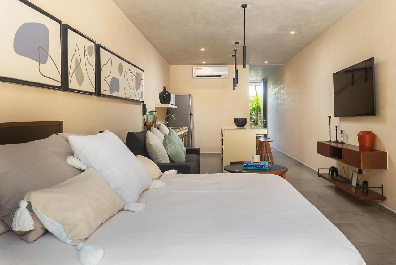 Hotel Chic With Swim-up Pool Access