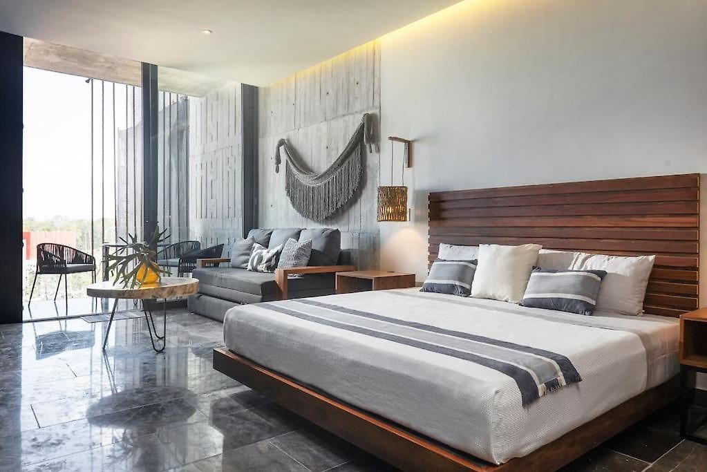 Modern Jungle Boutique W/ Amazing Amenities