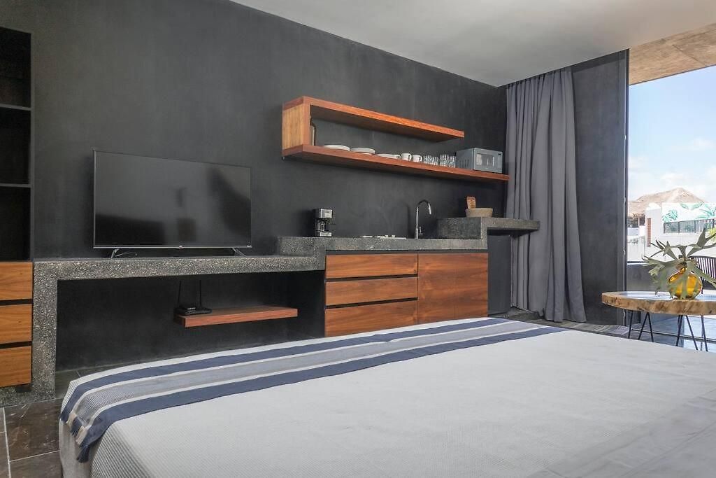 Modern Jungle Boutique W/ Amazing Amenities *