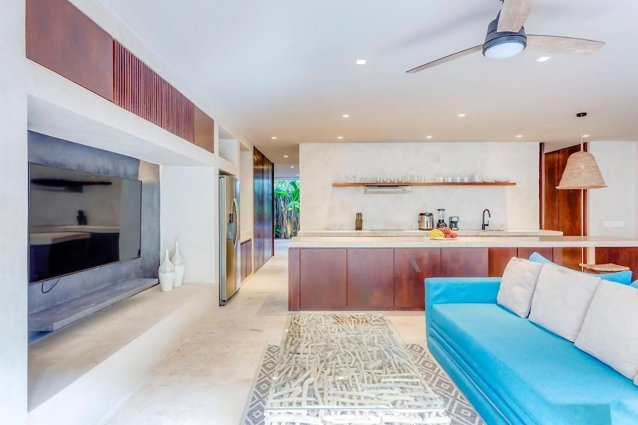Gorgeous Flowy Space With Wrap-around Private Pool Apartment