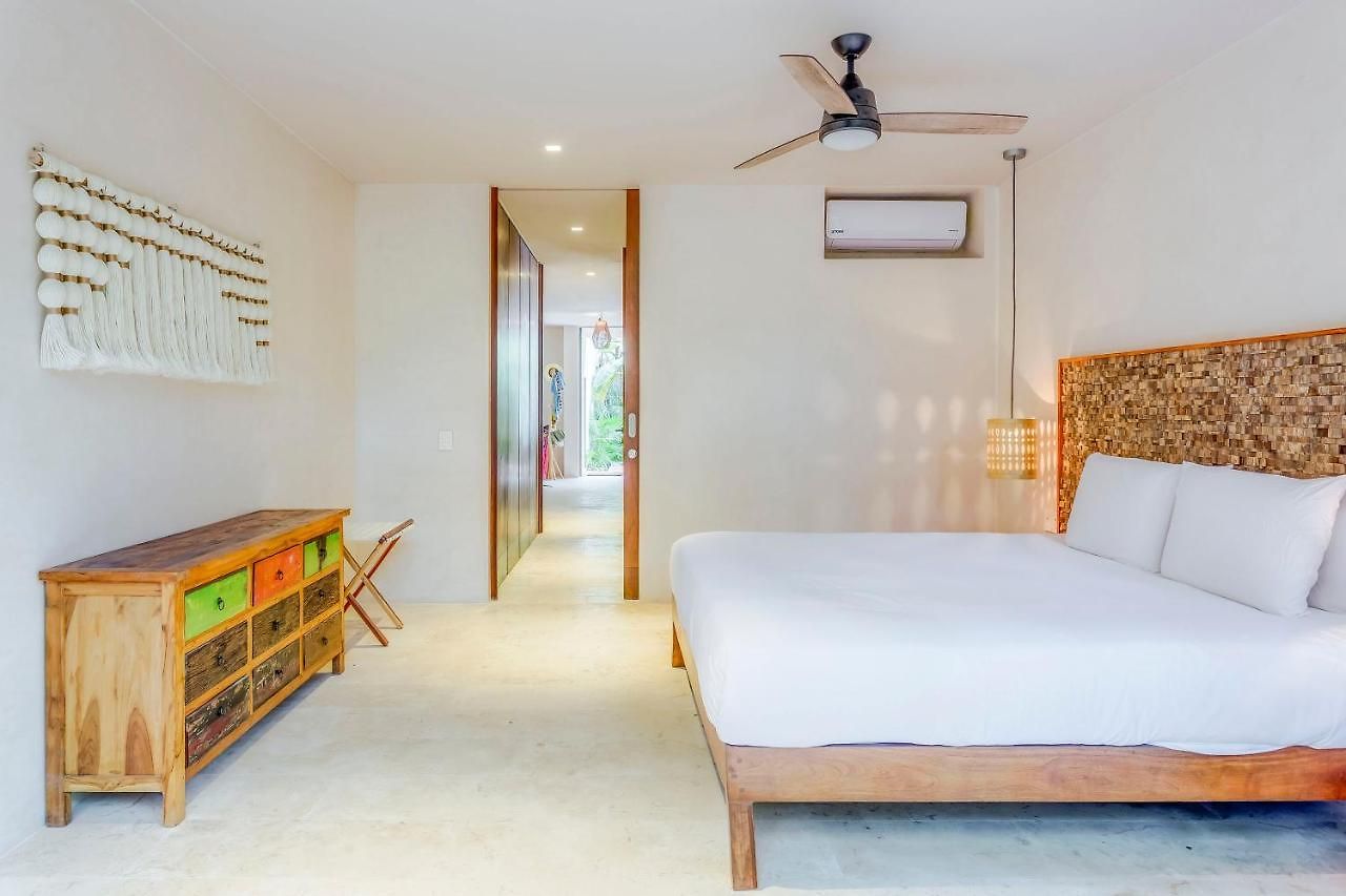 Apartment Gorgeous Flowy Space With Wrap-around Private Pool