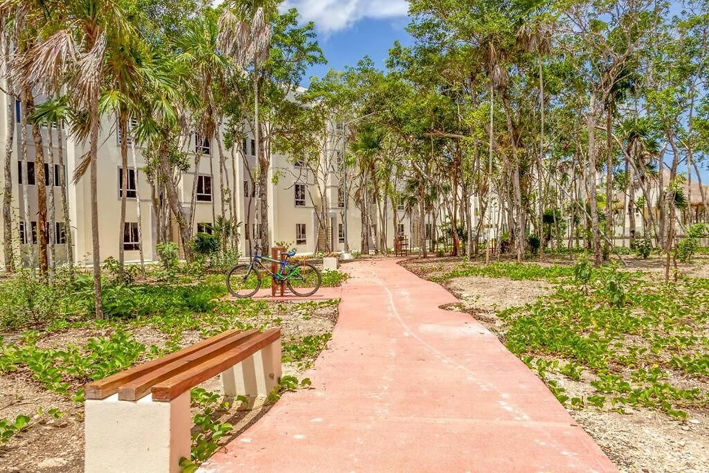 Cozy Oasis: 2-bedroom W/ Pool Apartment *