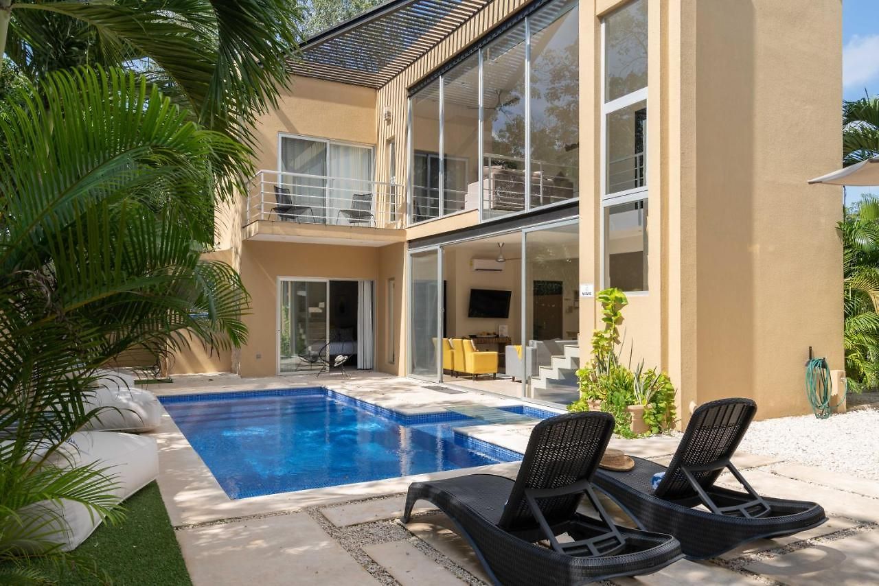 Private Modern Villa-pool Beds-ac-internet-parking-grill *