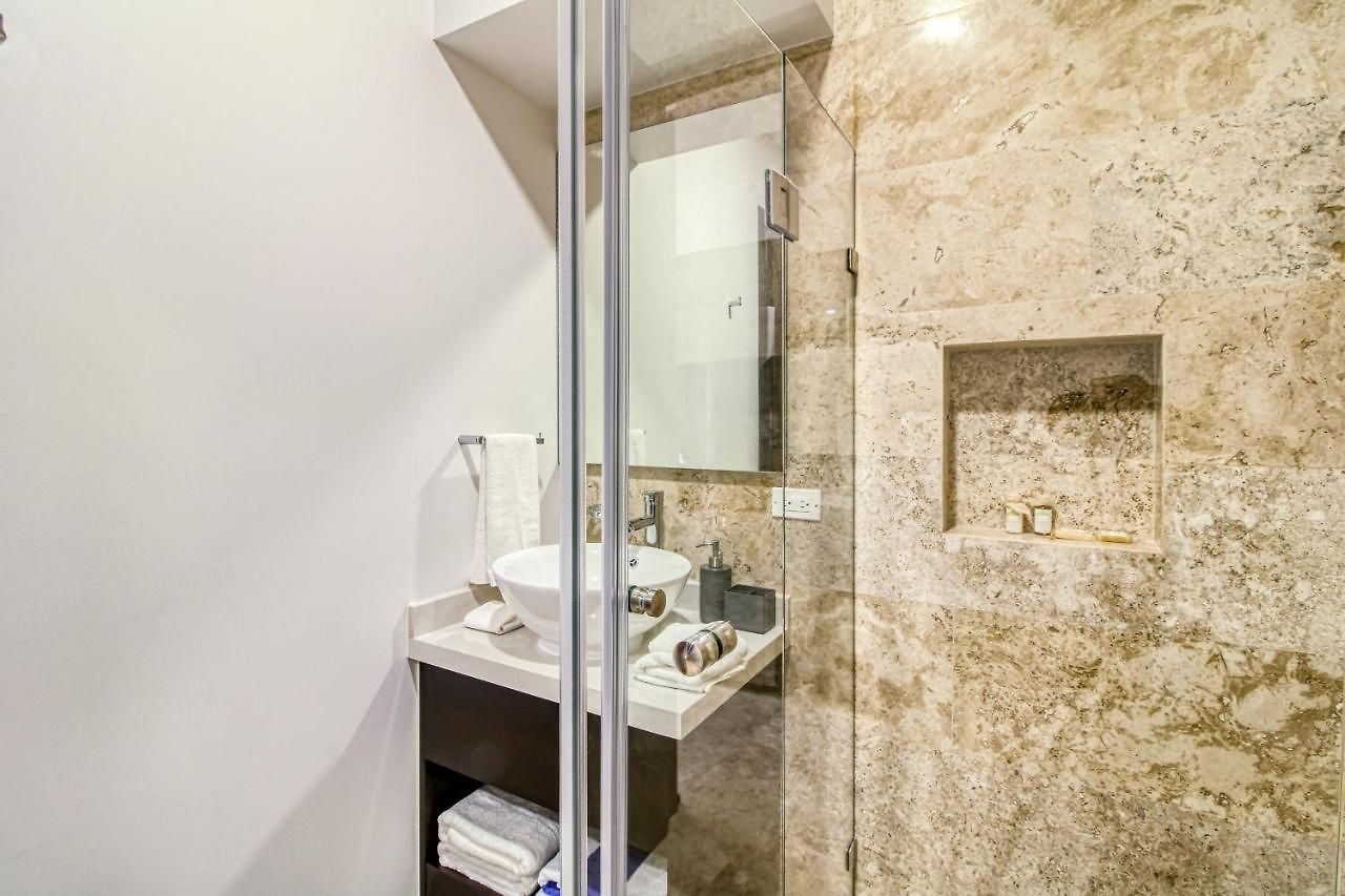 Menesse #204a Downtown Hotel *
