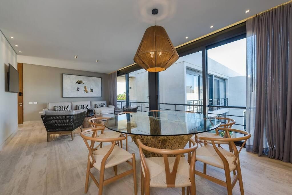 Beyond Amazing 3bd 2br/ Balcony Apartment