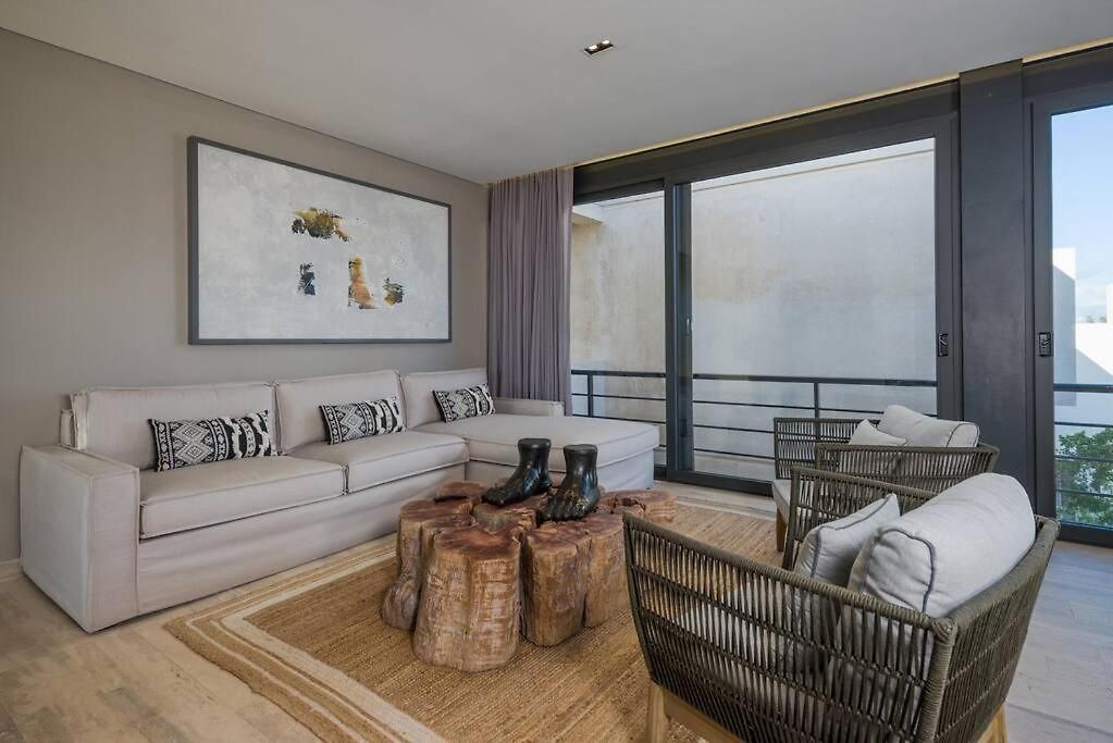 Beyond Amazing 3bd 2br/ Balcony Apartment *