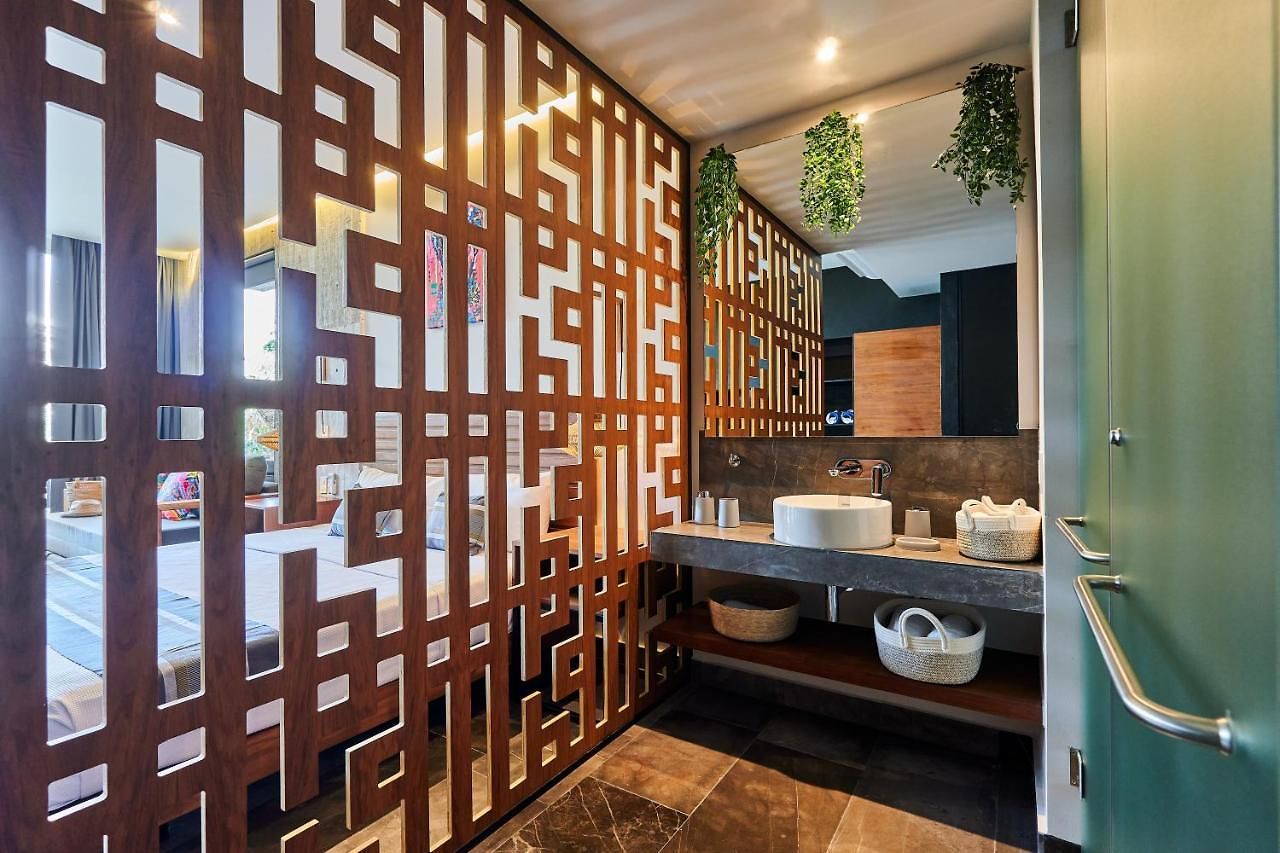 Bond - Centric & Private Plunge Pool & Club Access Apartment