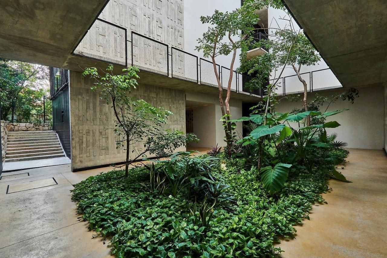 Bond - Centric & Private Plunge Pool & Club Access Apartment *