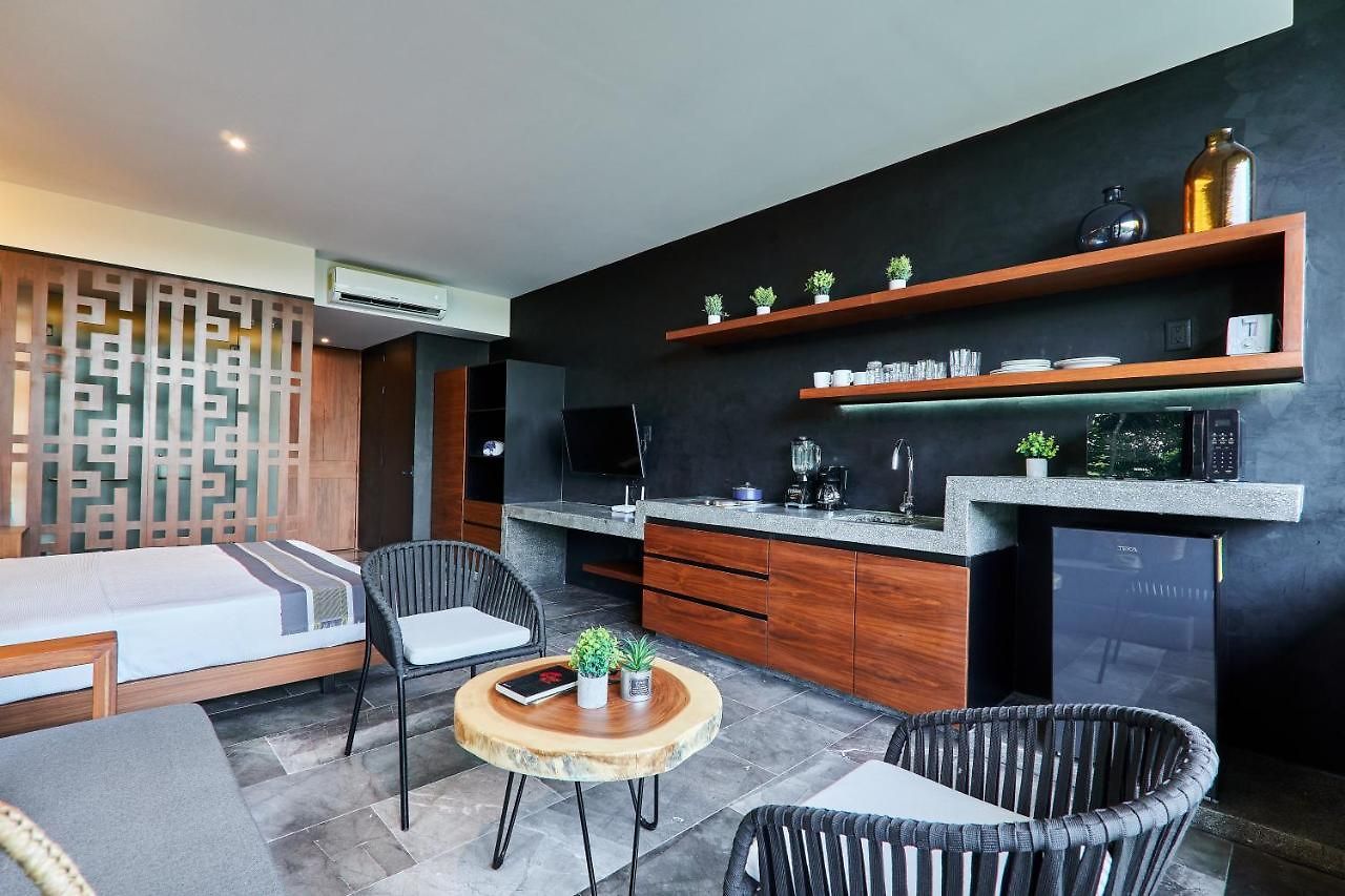 Bond - Centric & Private Plunge Pool & Club Access Apartment
