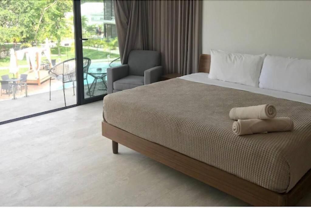 Free Shuttle To Great And Condo! *