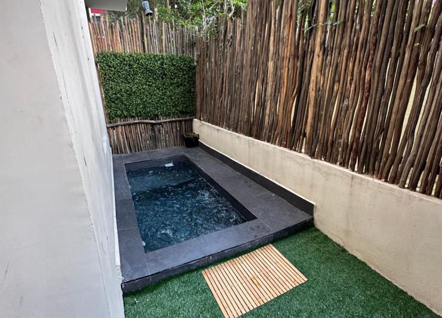 W/plunge Pool & Kitchen *