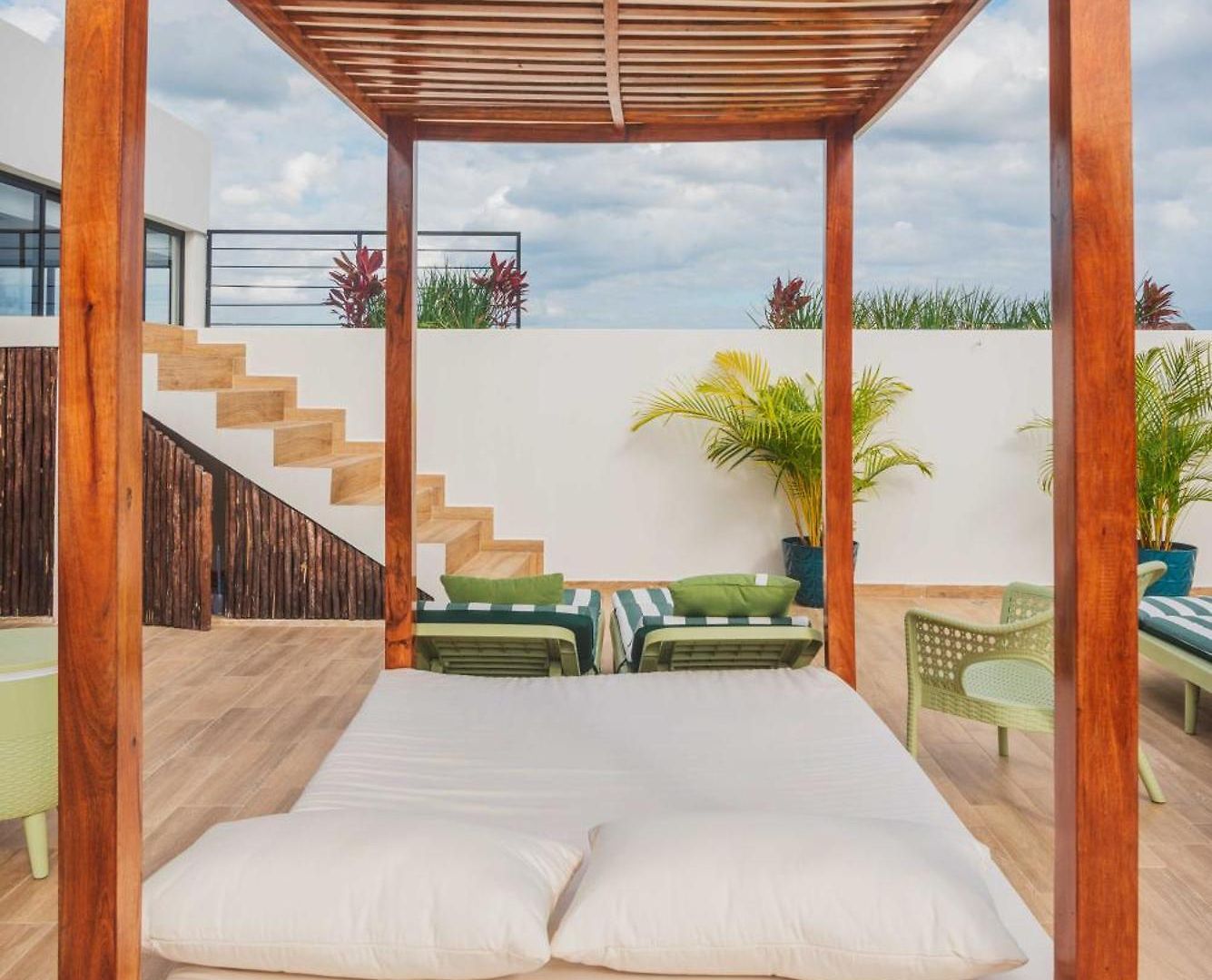 Downtown Penthouse With Private Pool, Rooftop Pool And Gym, Short Distance From Beaches, Restaurants & Nightlife *