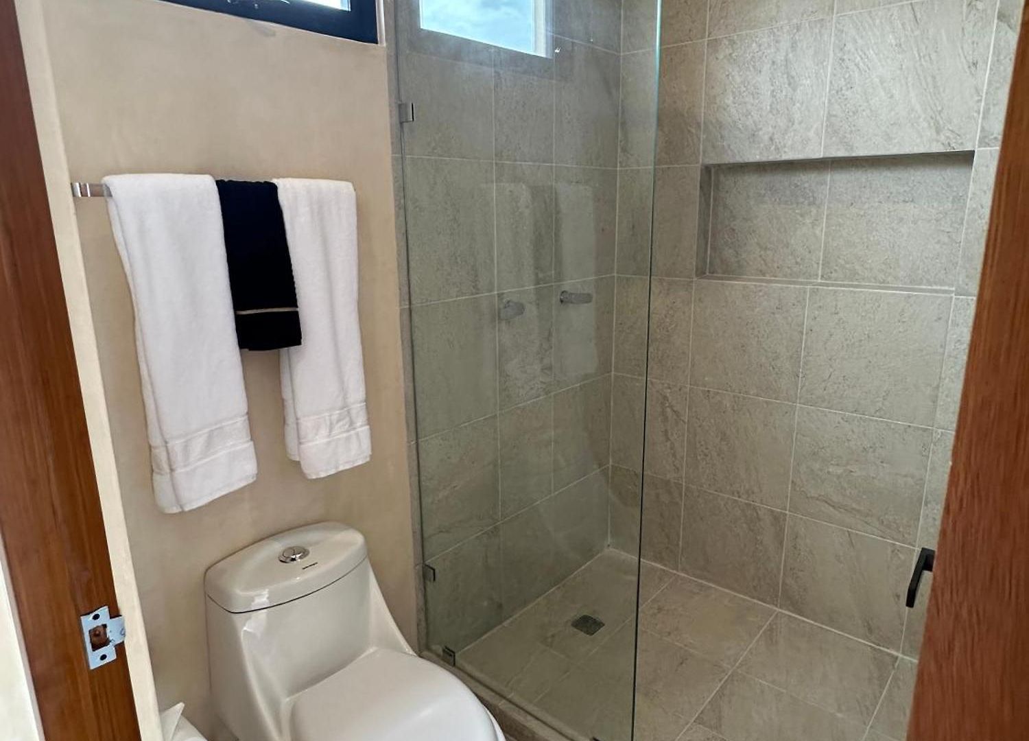 *jungle Ph W/pool, Close To Downtown & *