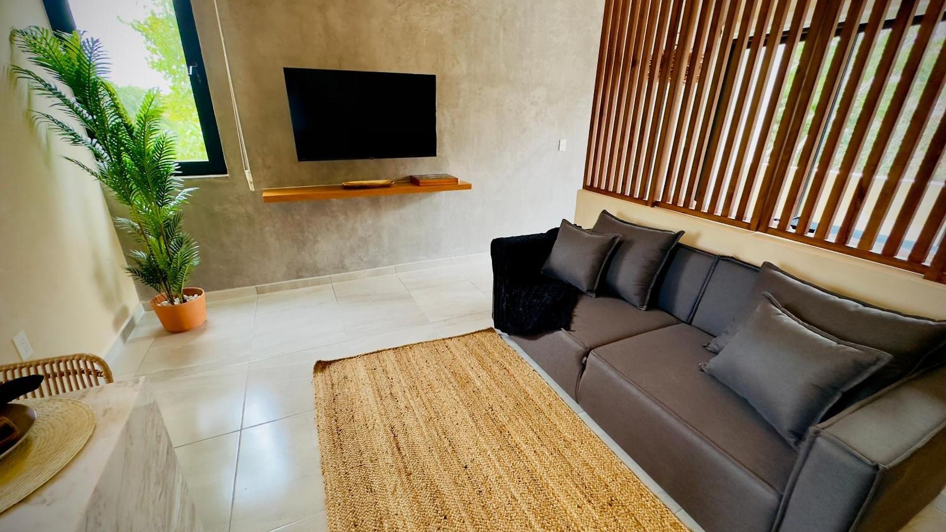 *jungle Ph W/pool, Close To Downtown & *