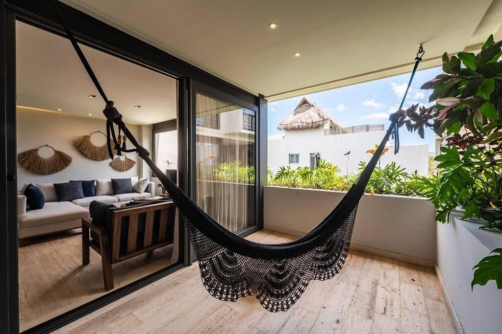 New 2 Bd With Private Balcony Apartamento