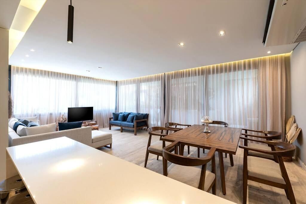New 2 Bd With Private Balcony Apartamento