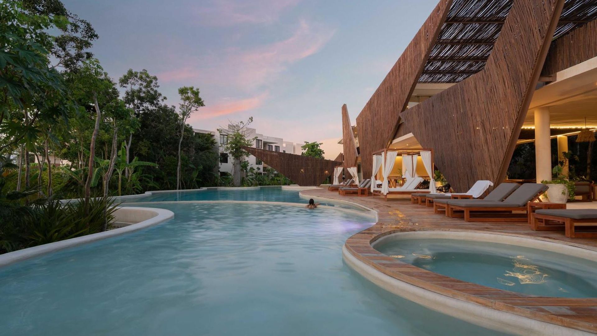 Penthouse Oasis: Rooftop Pool & Luxury Tulum
