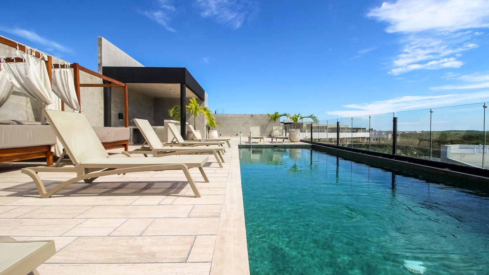 Luxury With Rooftop Pool In Location *
