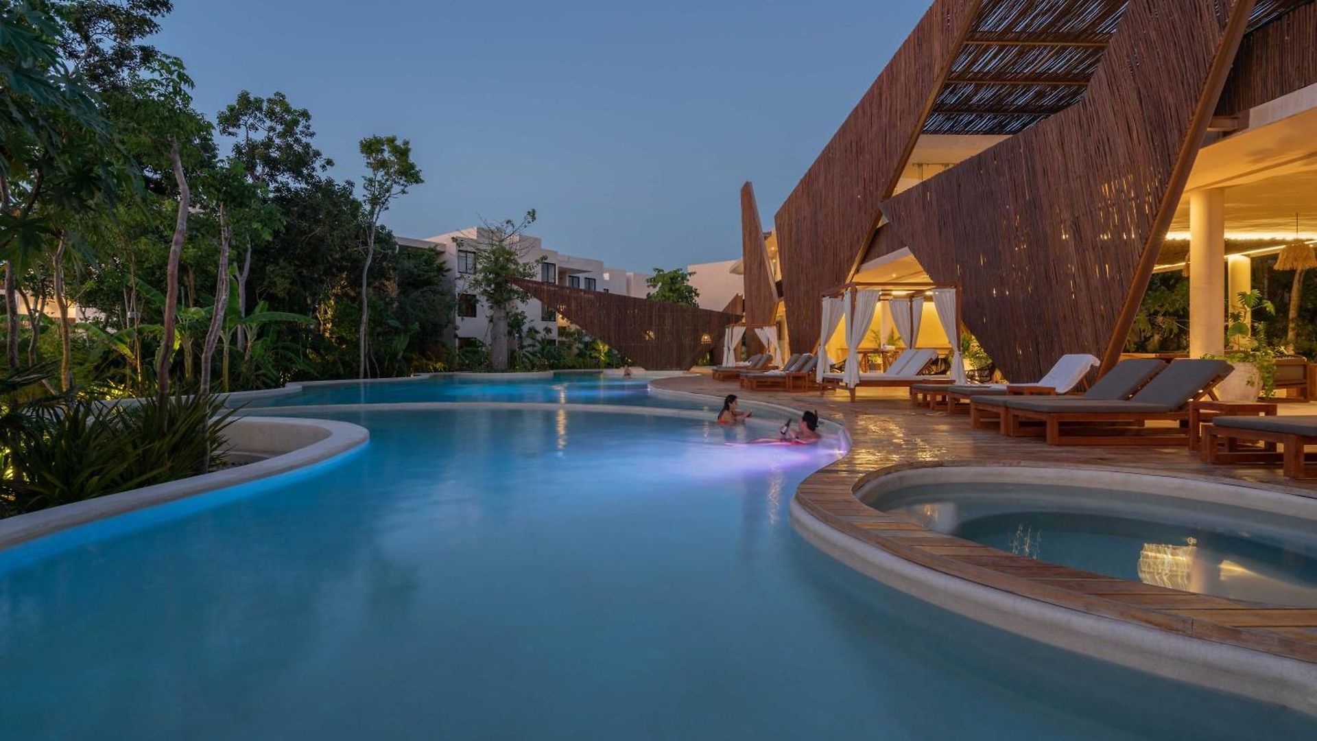Penthouse Oasis: Rooftop Pool & Luxury Tulum