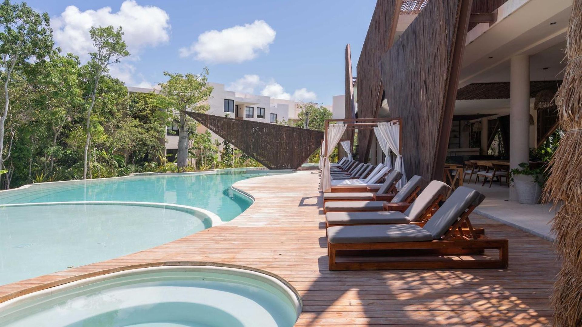 Penthouse Oasis: Rooftop Pool & Luxury
