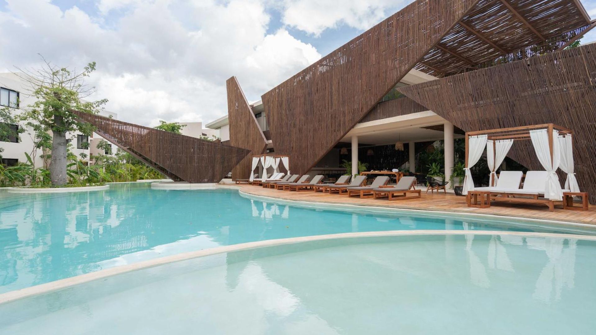 Apartment Penthouse Oasis: Rooftop Pool & Luxury *