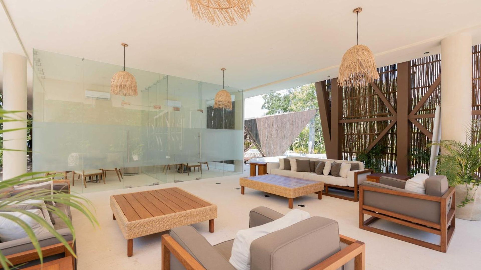 Penthouse Oasis: Rooftop Pool & Luxury Apartment