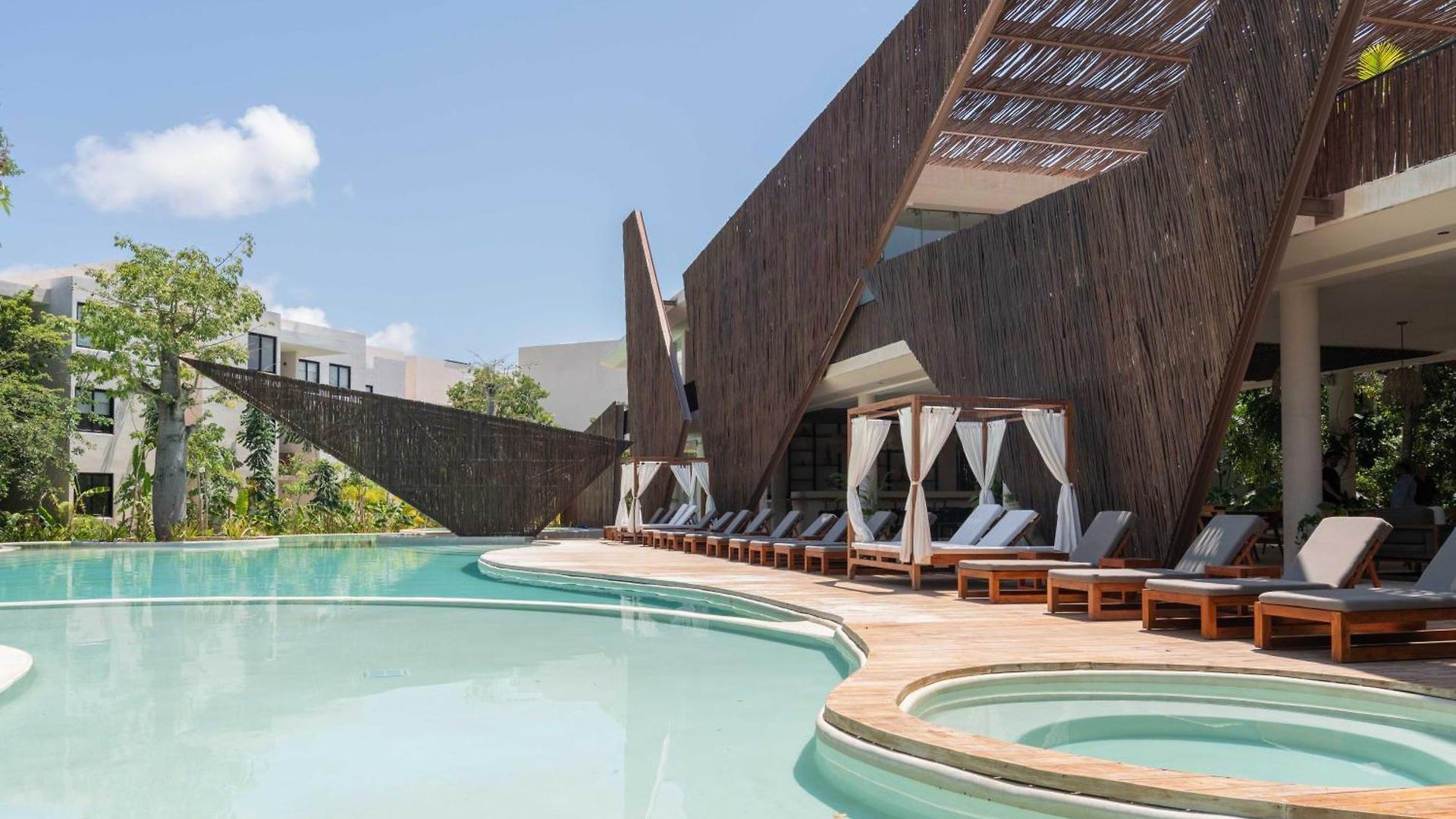 Penthouse Oasis: Rooftop Pool & Luxury Apartment *