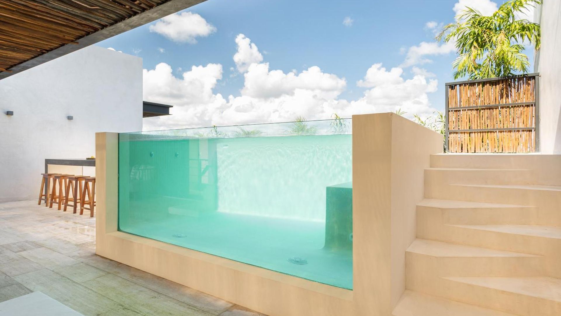 Penthouse Oasis: Rooftop Pool & Luxury *