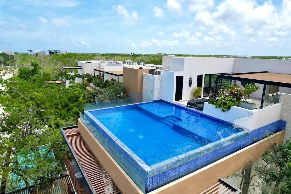 Exclusive Building Infinity Pool And Gym Restaurants And Bar District Nearby Tulum