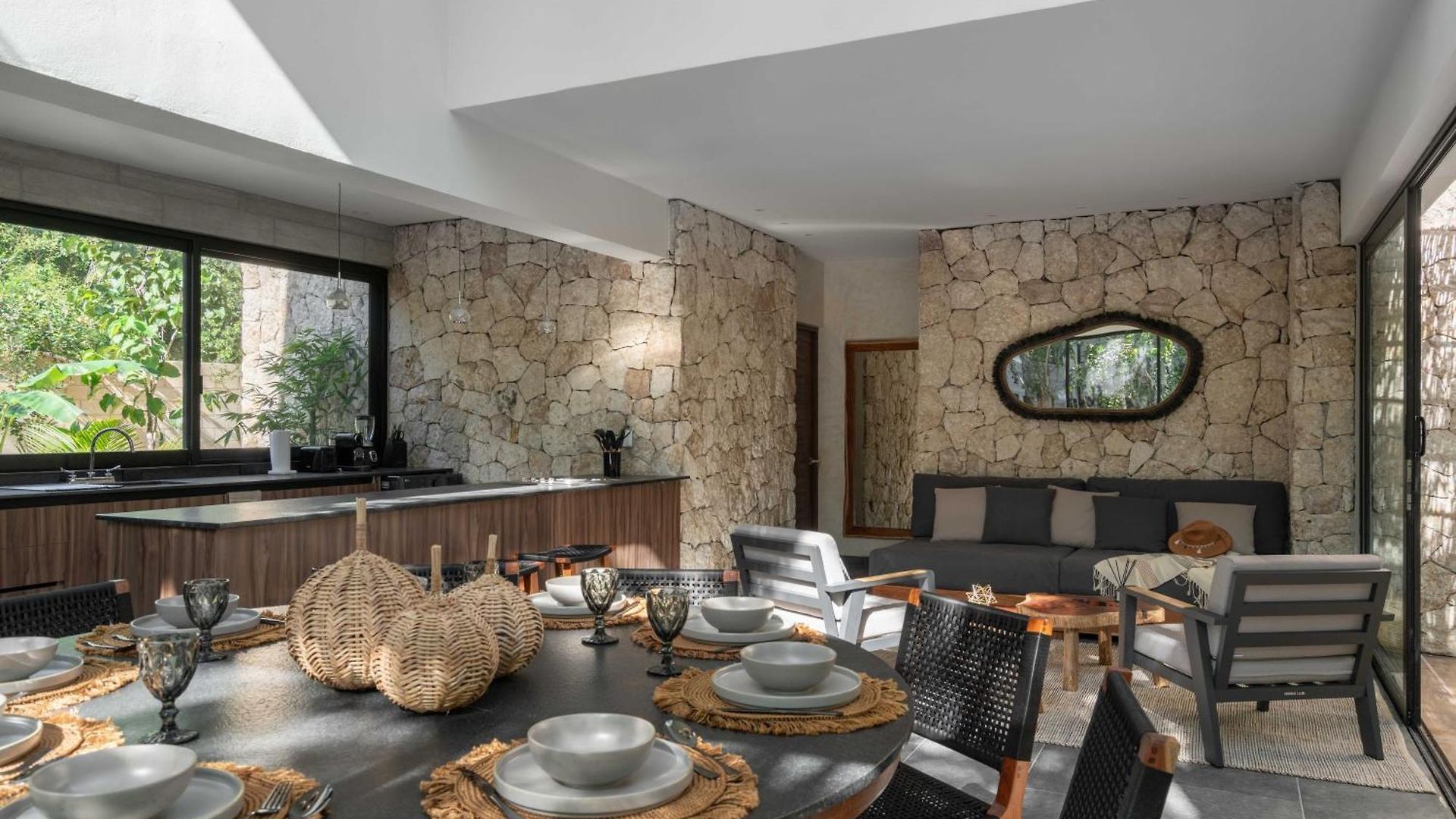 Twelve O'clock - Luxury Villa