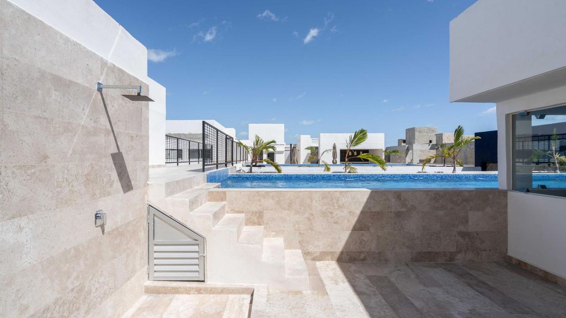 2bd With Rooftop Pool Near