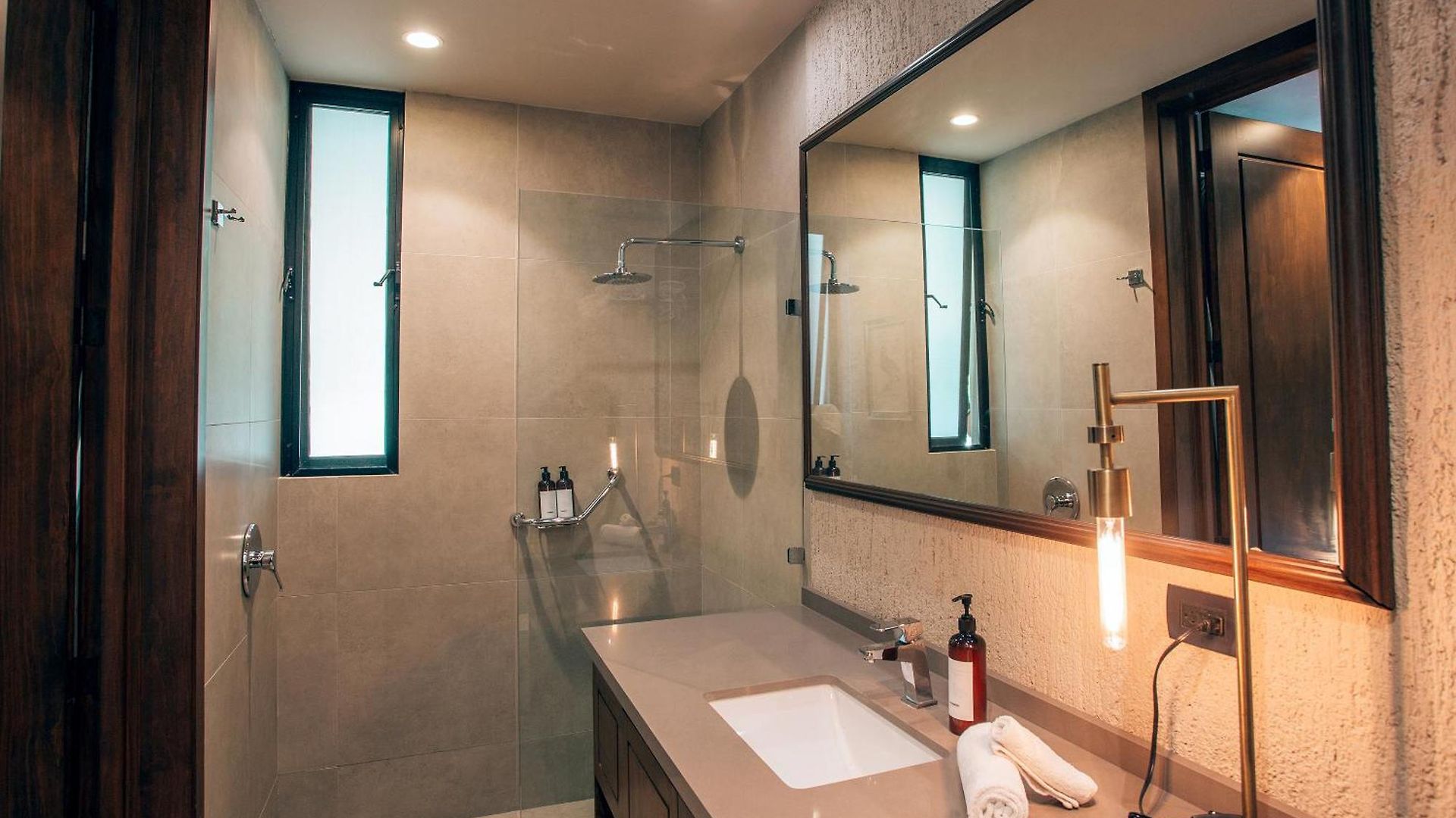 Luxurious Oasis Jacuzzi With Art Gallery And Pool
