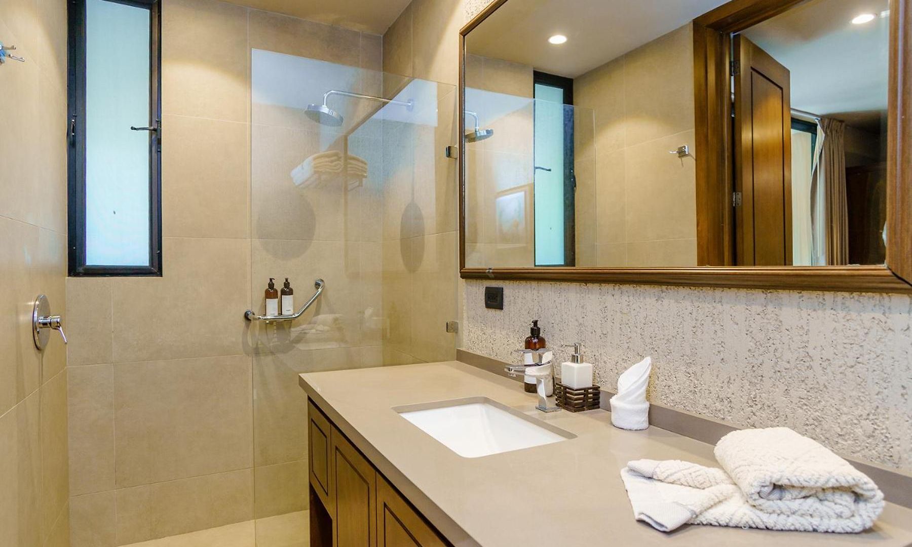 Luxurious Oasis Jacuzzi With Art Gallery And Pool