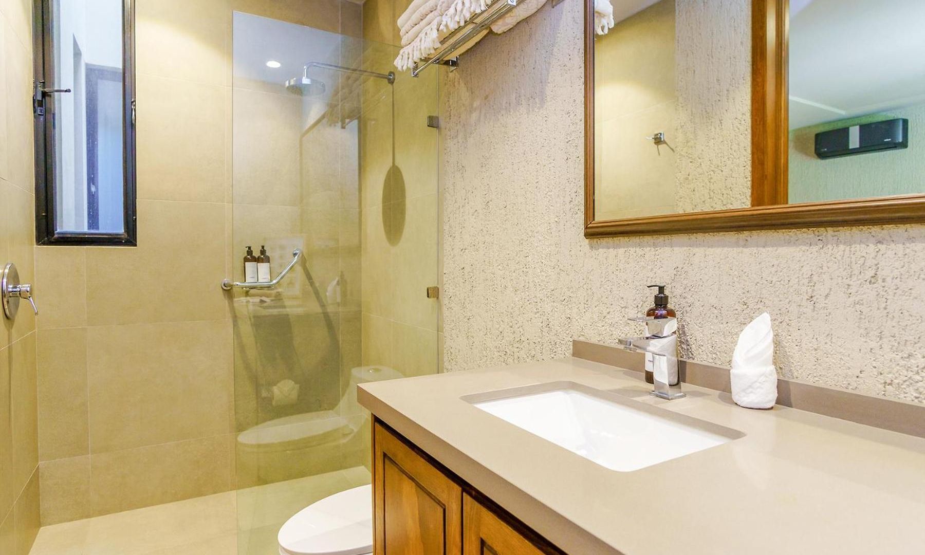 Apartment Luxurious Oasis Jacuzzi With Art Gallery And Pool