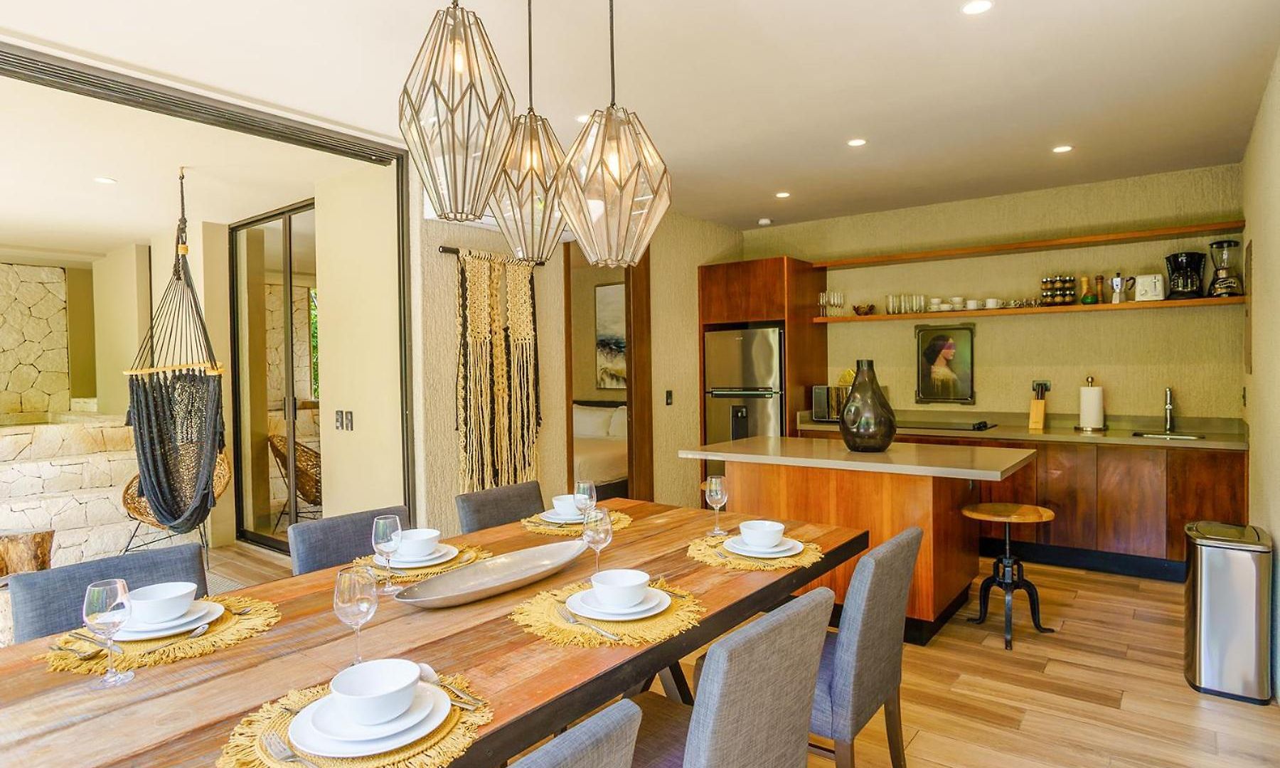 Luxurious Oasis Jacuzzi With Art Gallery And Pool Apartment