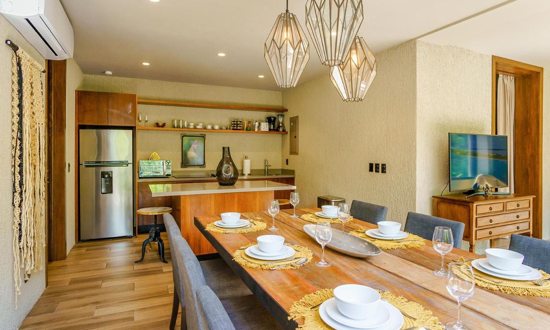 Luxurious Oasis Jacuzzi With Art Gallery And Pool *