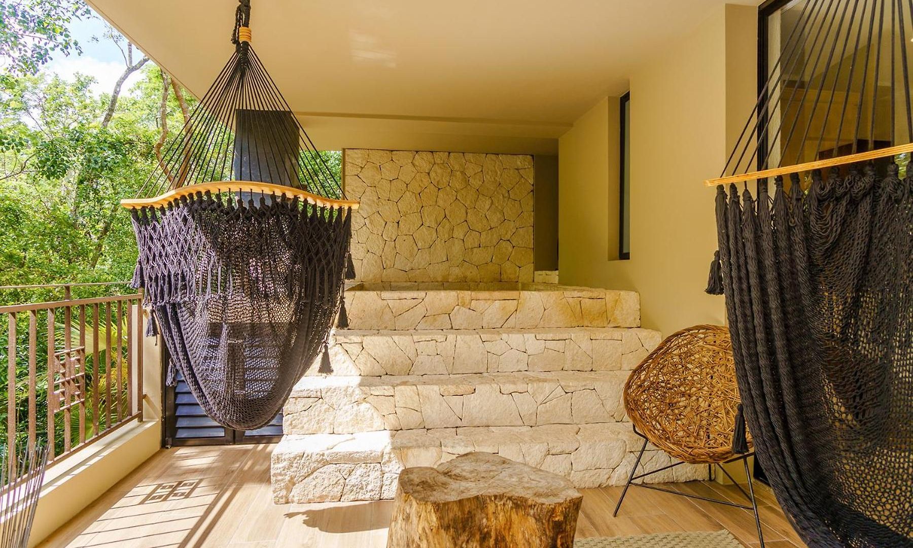 Luxurious Oasis Jacuzzi With Art Gallery And Pool *