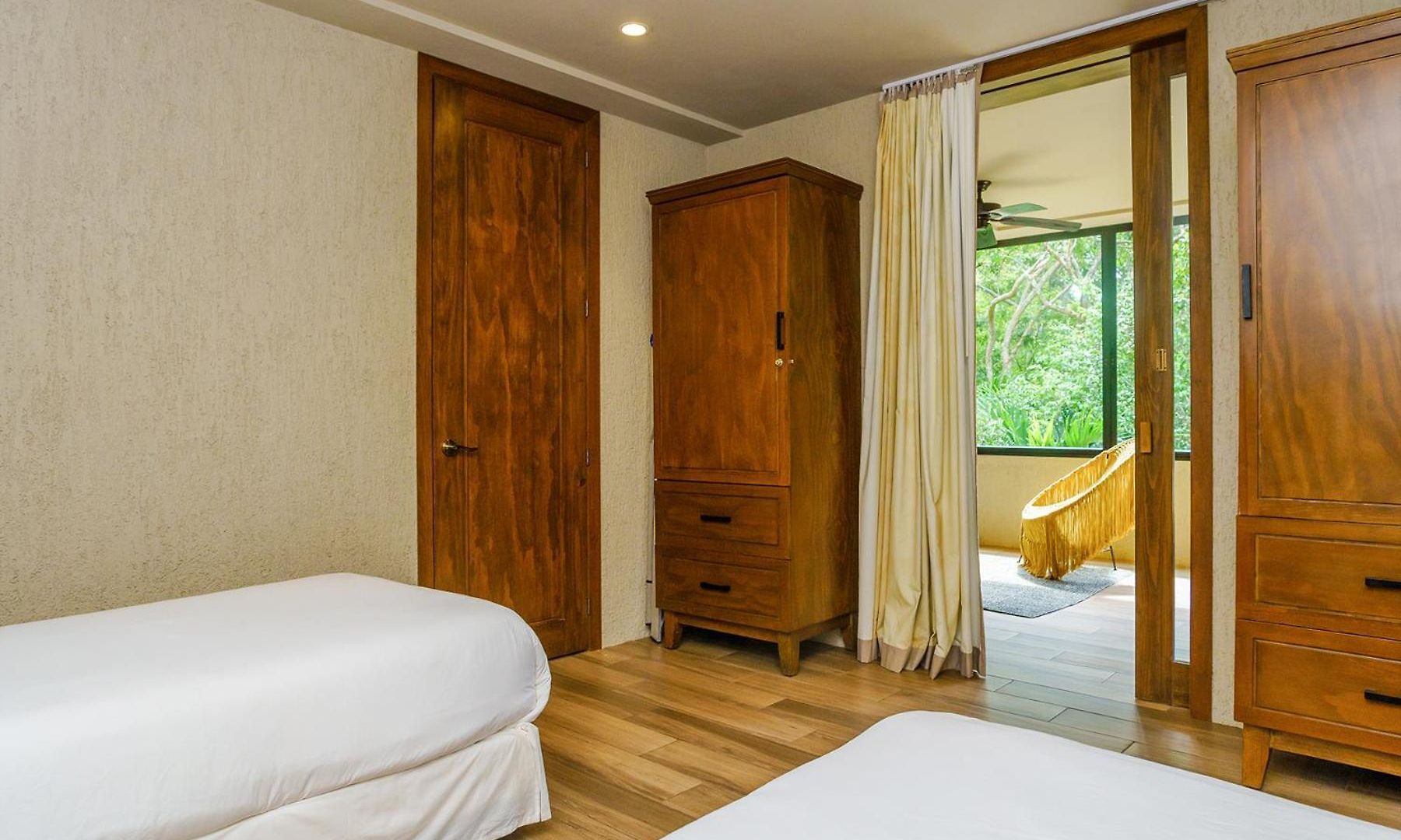 Luxurious Oasis Jacuzzi With Art Gallery And Pool