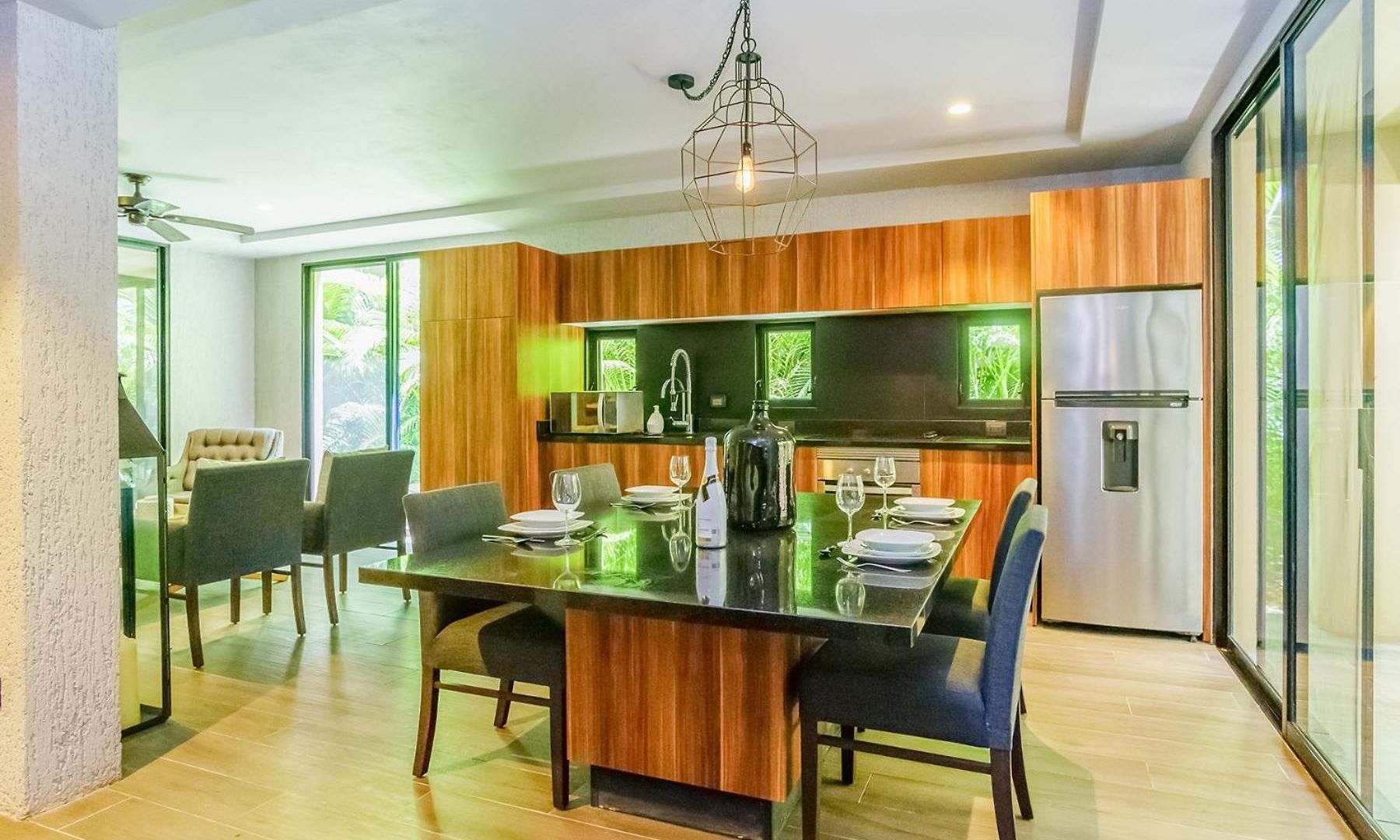 Luxurious Oasis Jacuzzi With Art Gallery And Pool Apartment