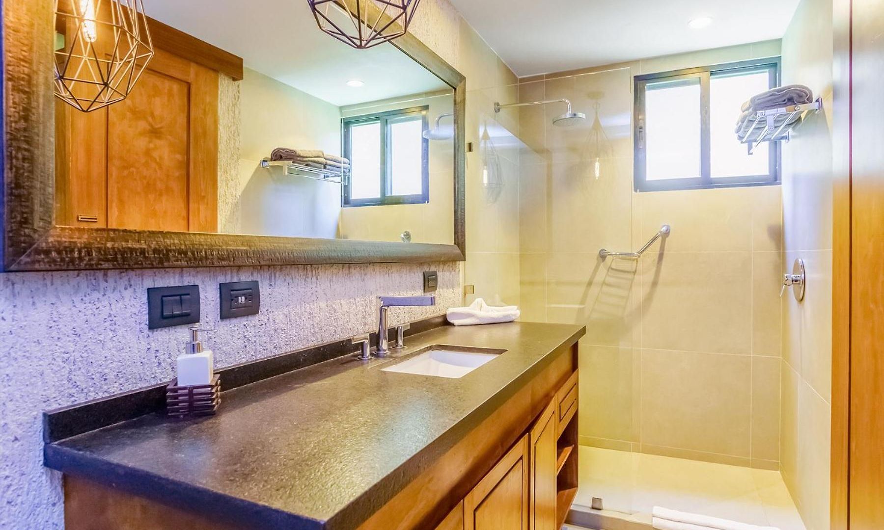 Luxurious Oasis Jacuzzi With Art Gallery And Pool *