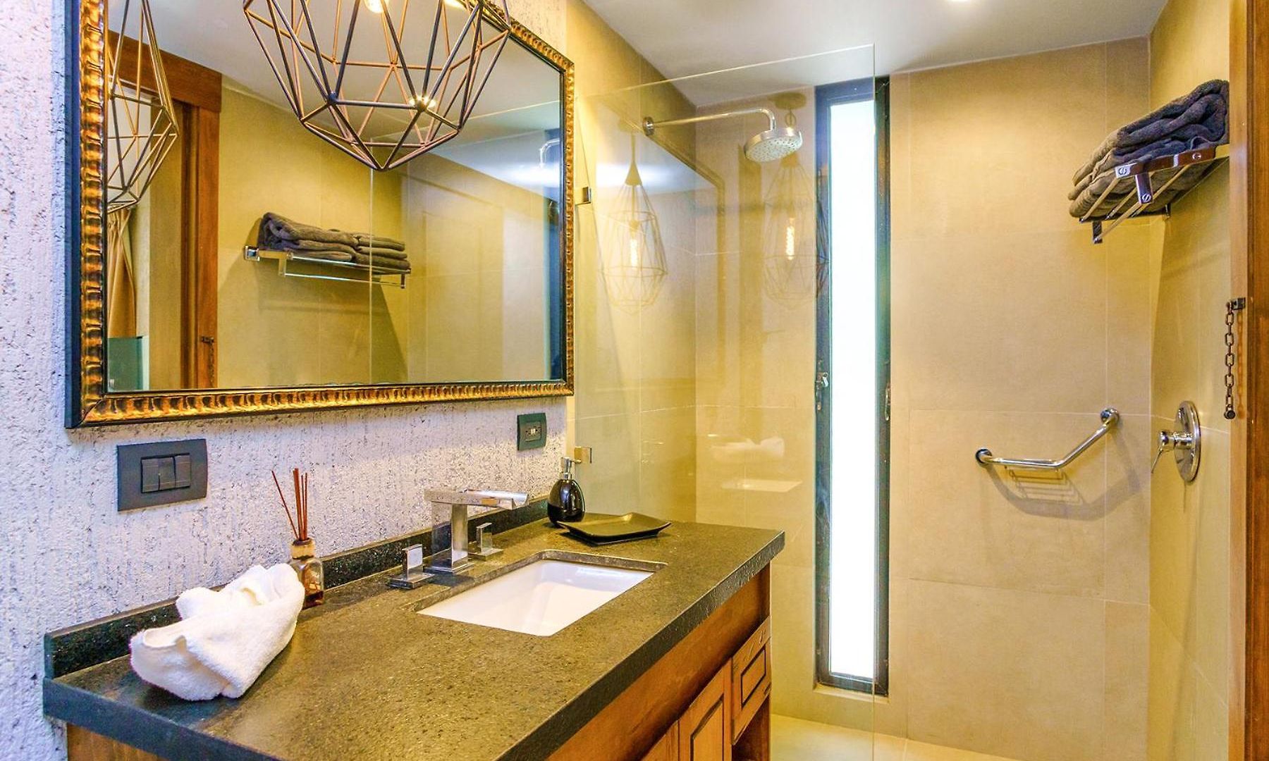 Luxurious Oasis Jacuzzi With Art Gallery And Pool