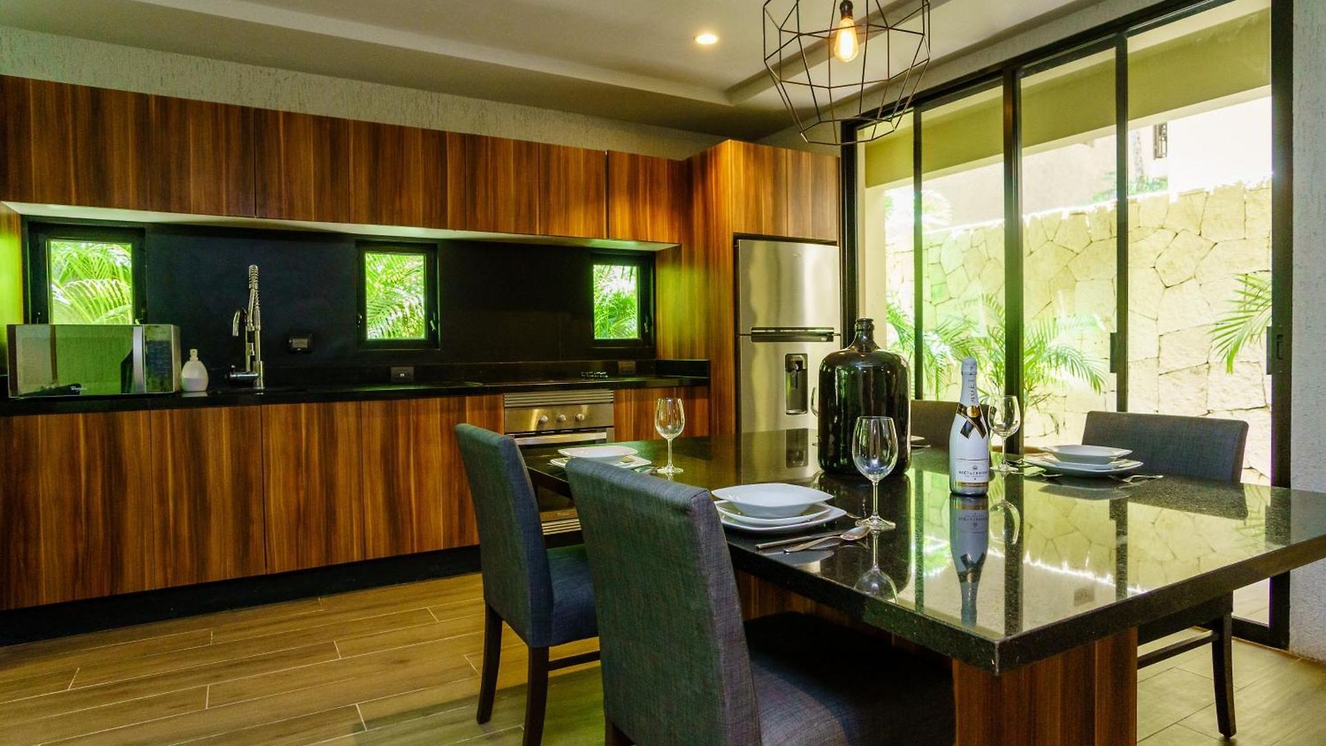 Luxurious Oasis Jacuzzi With Art Gallery And Pool Apartment *