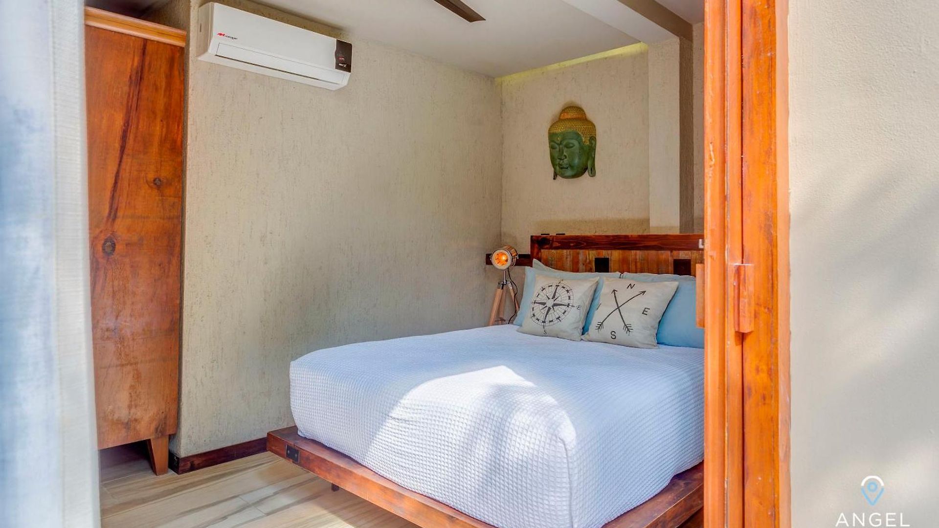 Luxurious Oasis Jacuzzi With Art Gallery And Pool *