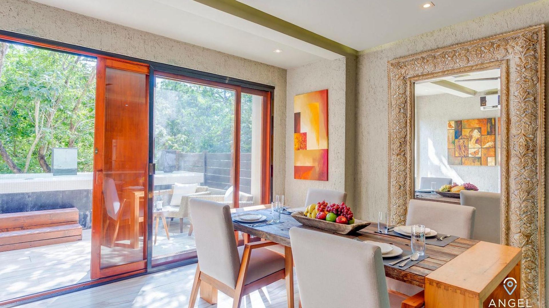 Luxurious Oasis Jacuzzi With Art Gallery And Pool Apartment