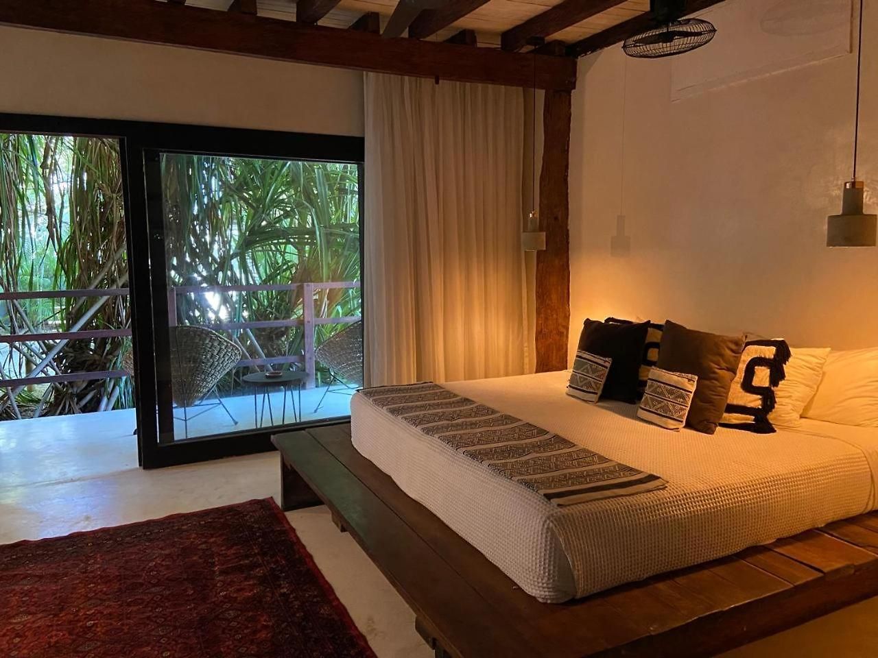 Amor Rooms